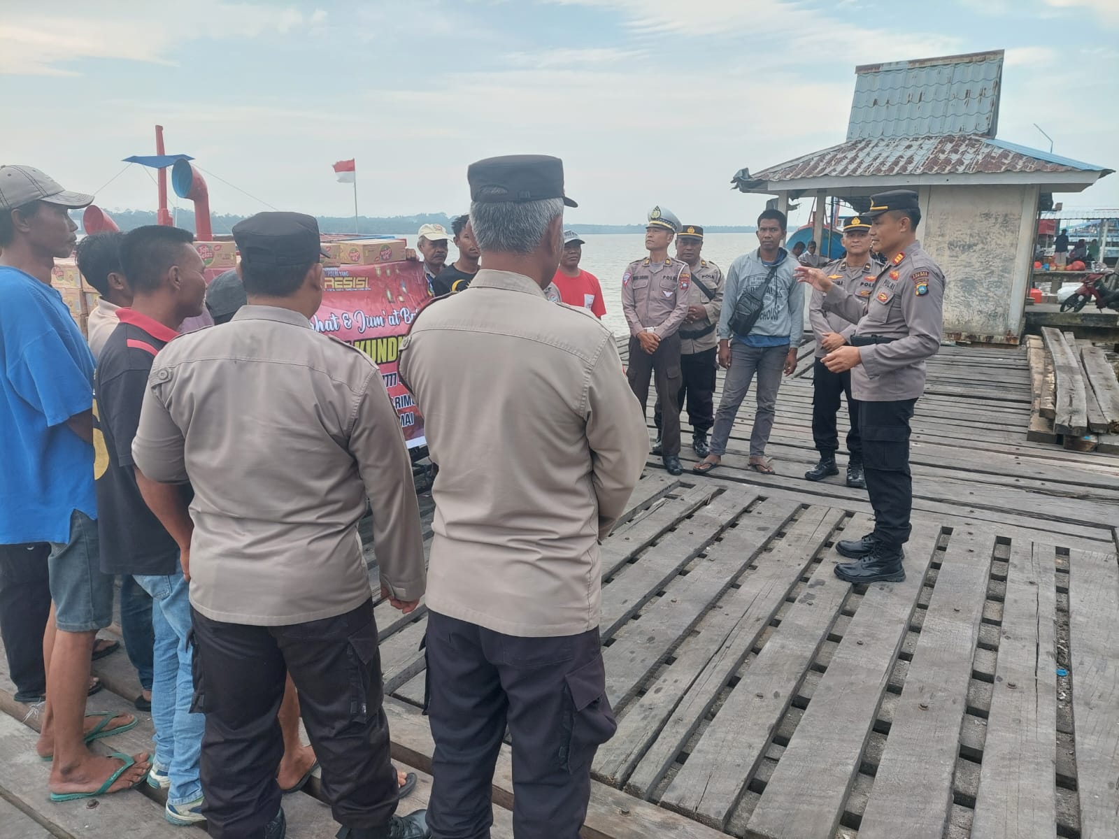 Kapolsek Kundur Pimpin Kegiatan Jum'at Curhat Presisi di Pelabuhan Indora