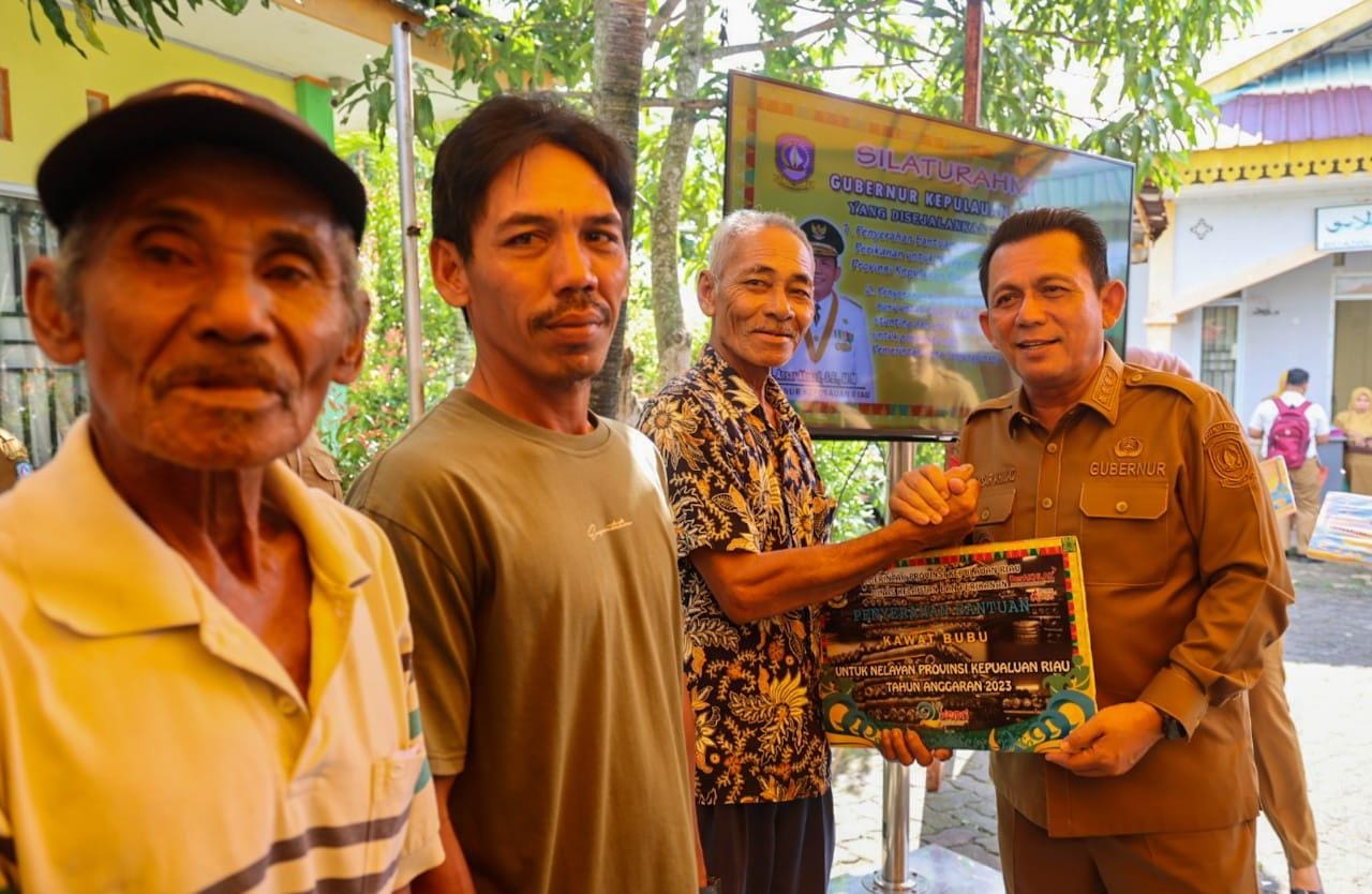 Gubernur Kepri Didampingi Pj Walikota Tanjung Pinang Serahkan Bantuan untuk Nelayan dan Ibu Hamil